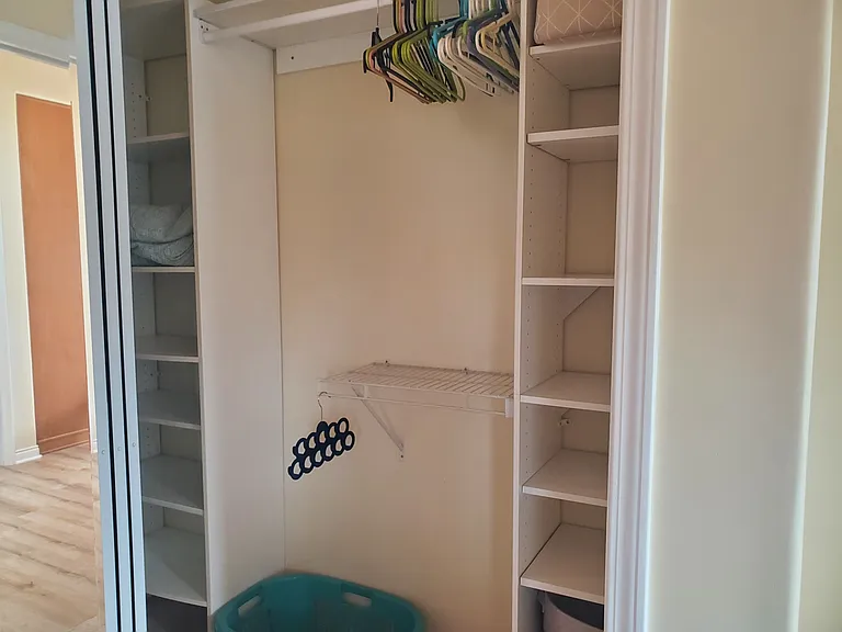 3 panel mirrored closet. Easy access to entire space