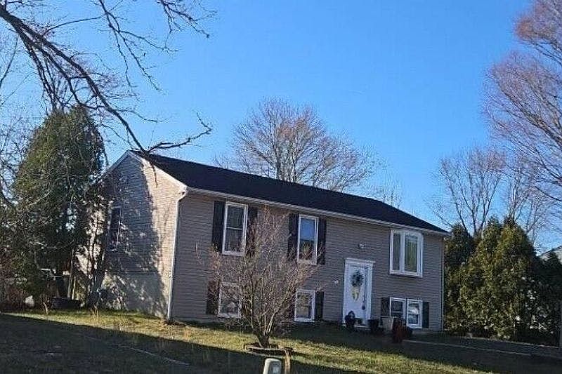 2nd image of 27 Dover Ln