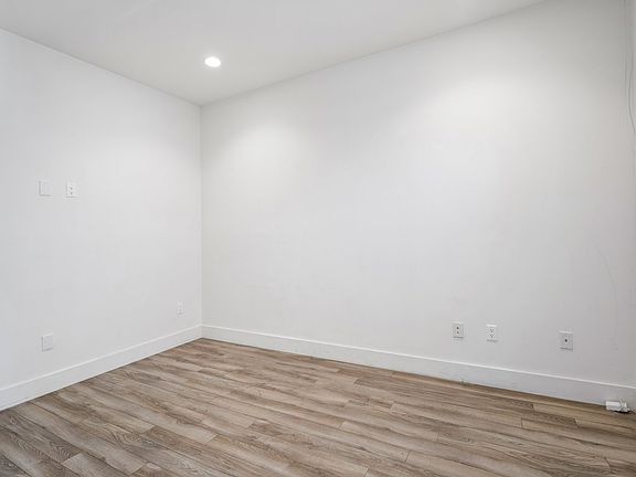 3rd image of 5662 Hazeltine Ave