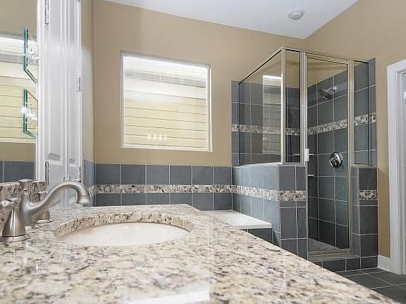 Double Vanity Master Bath w/ Separate Shower/Jetted Tub
