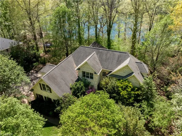 320 Lake Point Ln, Belews Creek, NC 27009