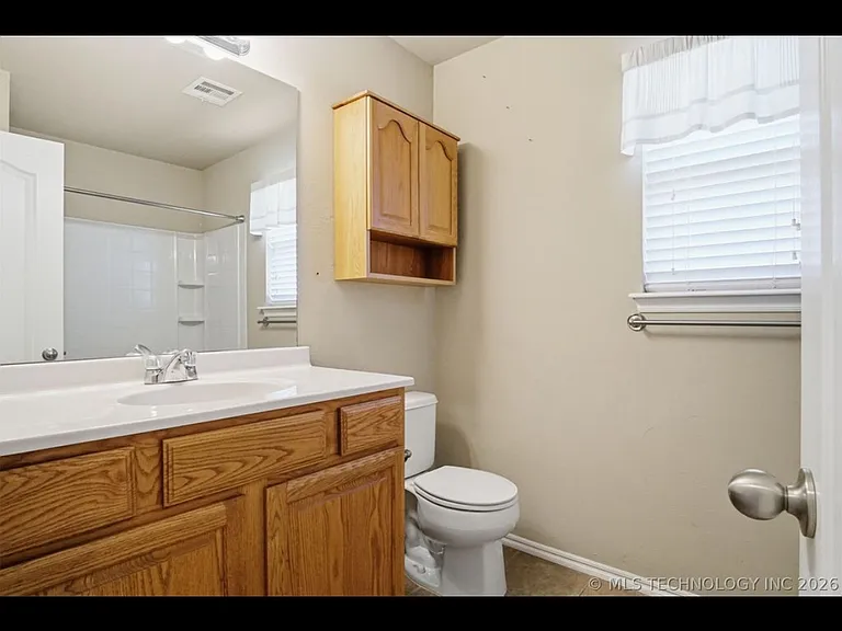 605 E Linden Ln — Photo 16