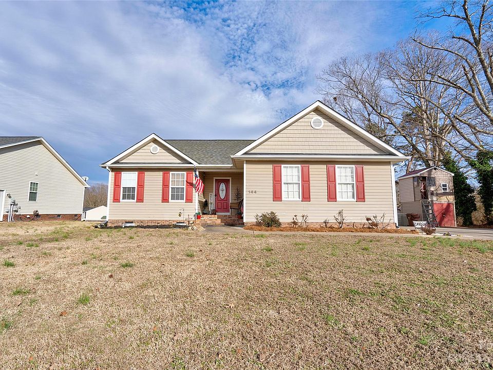 1st image of 144 Autumn Woods Dr
