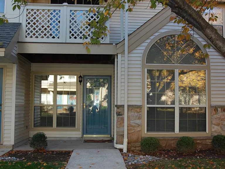 1011 Foxmeadow Dr — Photo 1