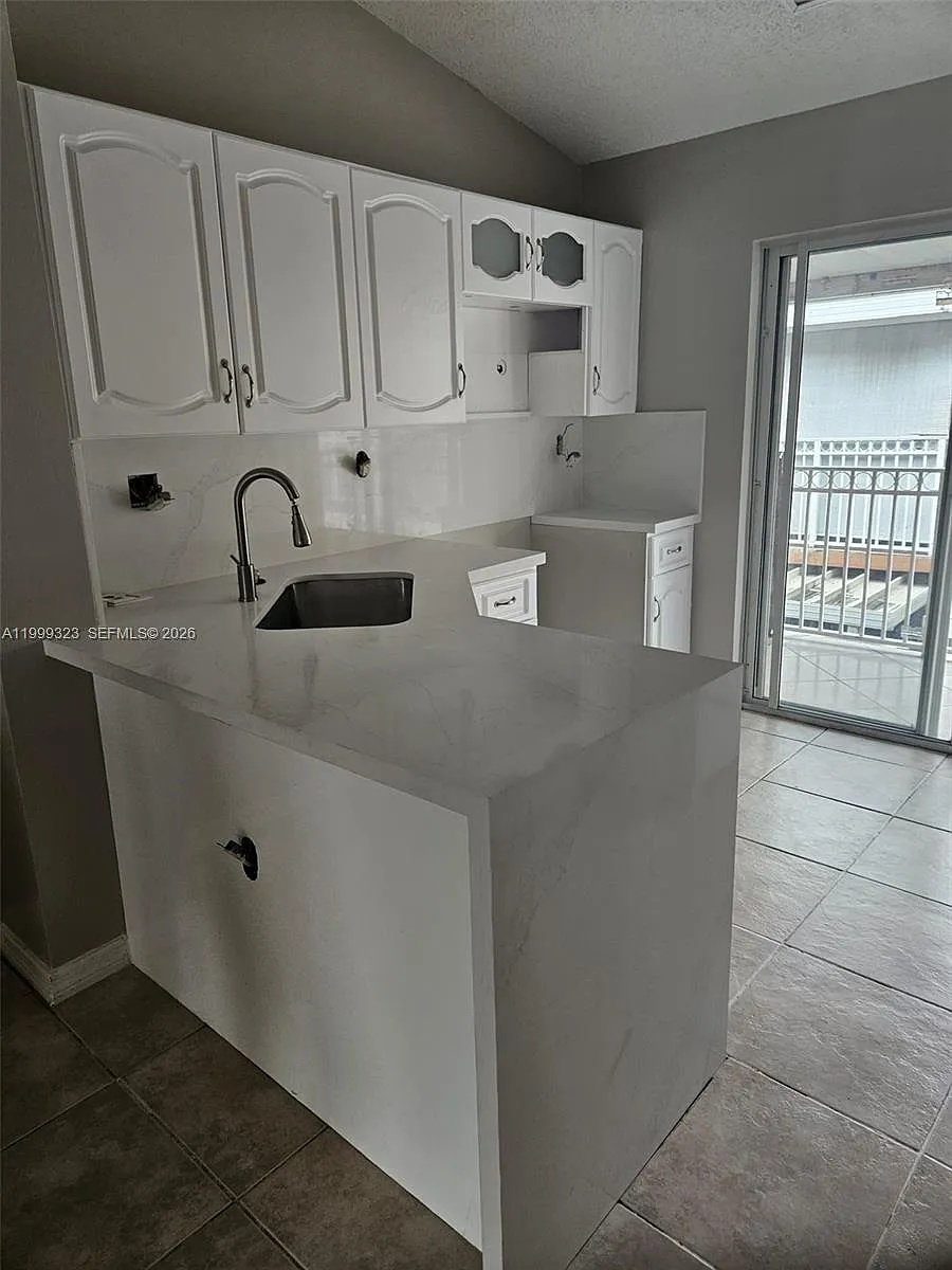 Building Photo - 2527 W 76th St #208-76
