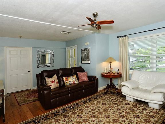 5th image of 2901 Oak St