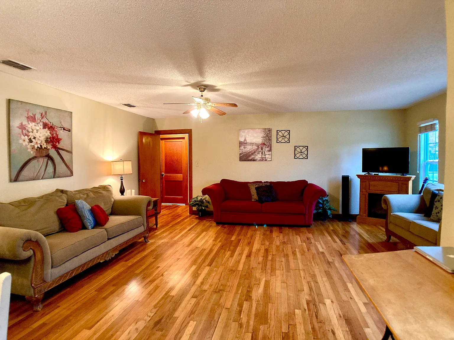 1027 W Frey St — Photo 2