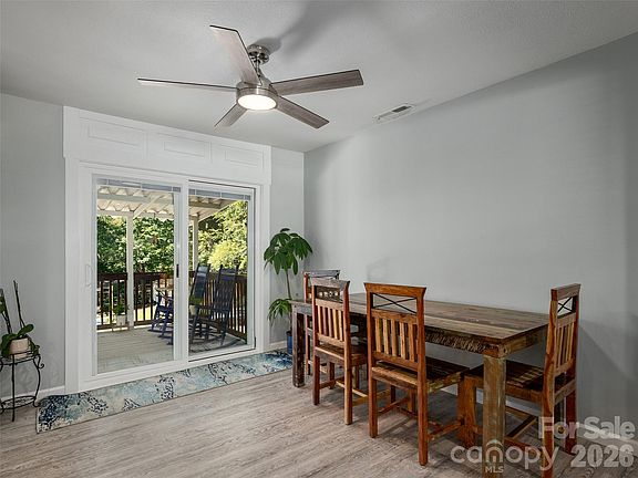 5th image of 182 Locust Ct