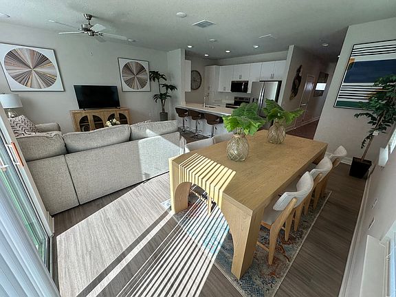 4th image of 1147 E Caroline St #4-25