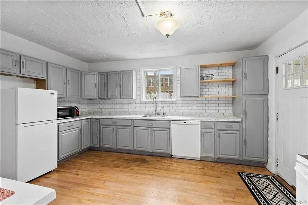 4 bed, 1248 sqft, $2,195 — Photo 2