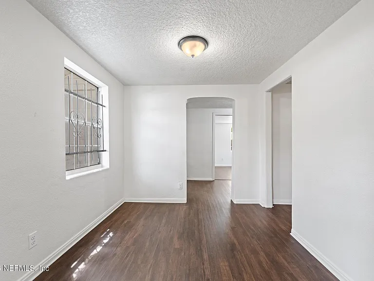 1424 W 9th St — Photo 5