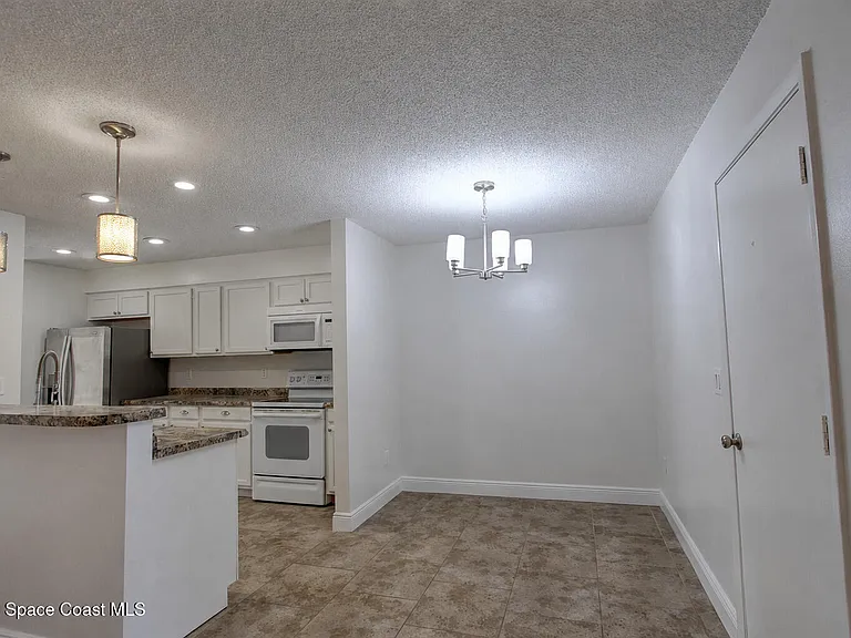 283 E Towne Pl — Photo 5