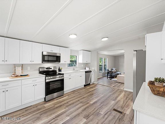4th image of 2305 S DOLPHIN Avenue