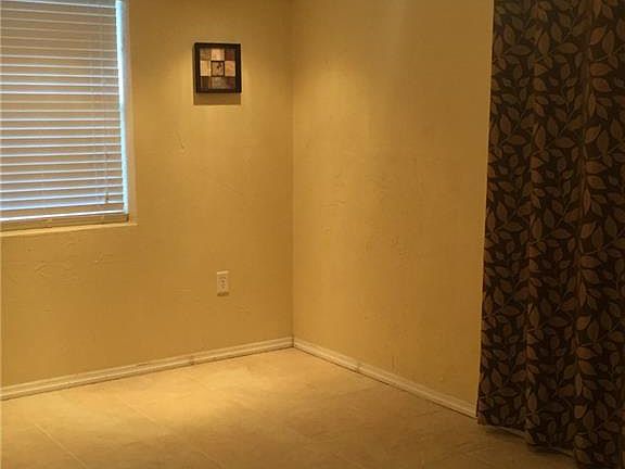 5th image of 405 W Alverdez Ave