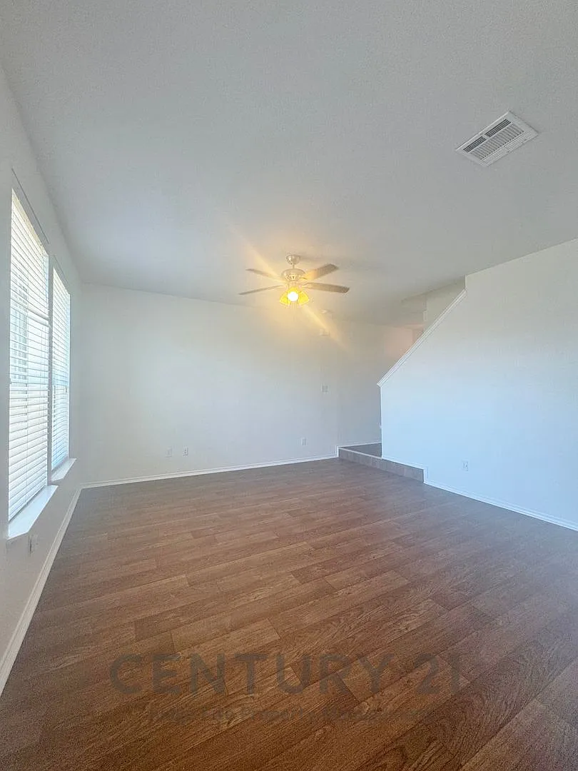 Spacious 2-Story 3/2.5/2 Townhome in Mesquite! — Photo 4