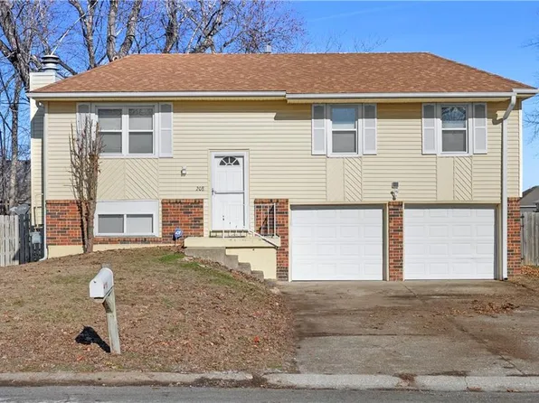 208 Manor Ln, Buckner, MO 64016