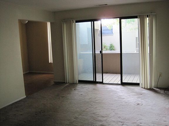 5th image of 70 Shrewsbury Green Dr Unit G