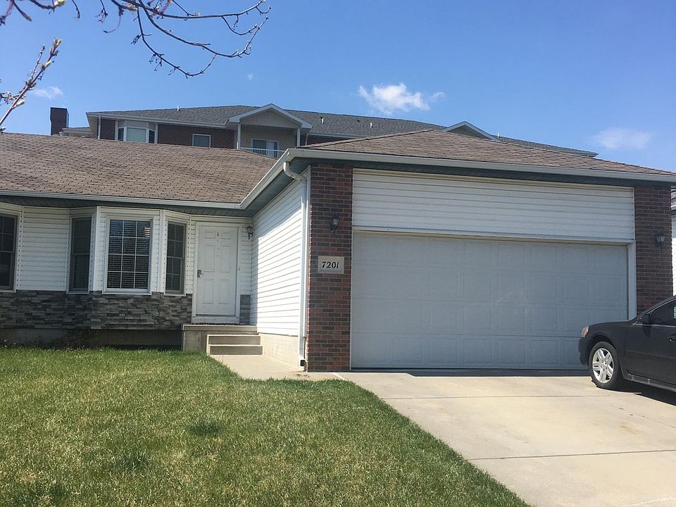 7211 S 16th (Pictures are from our 7201 S 16th Side of the duplex) 7211 S 16th is the mirror image of 7201 S 16th