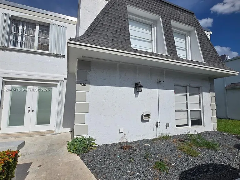926 NE 27th Ave #926 — Photo 1