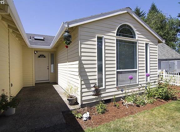 2nd image of 184 NW Cody Ct