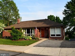 1114 Hillcrest Rd, Akron, PA 17501