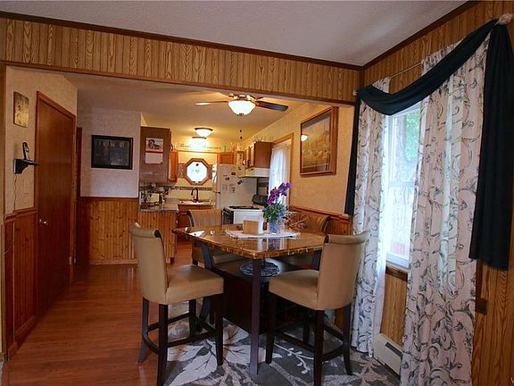 5th image of 32 Iroquois Ave