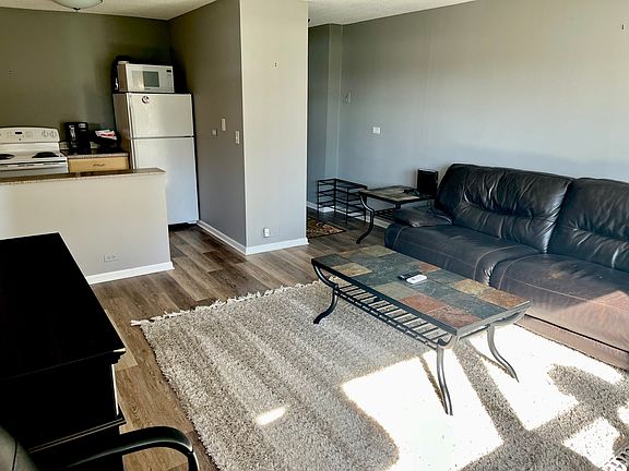 3rd image of 2740 N Pine Grove Ave APT 6C