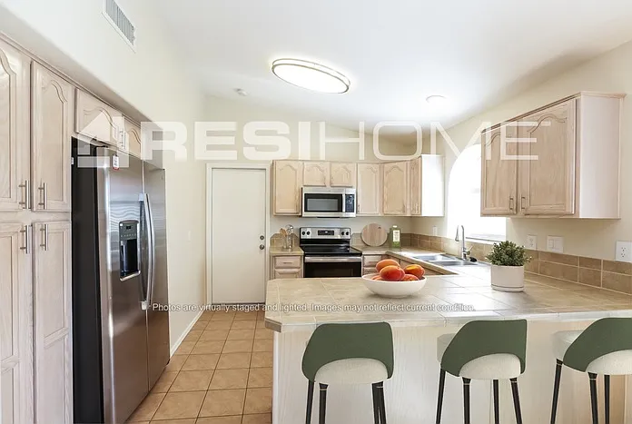 3 bed, 2.0 bath, 1290 sqft, $1,795 — Photo 3