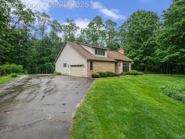 6375 Perryville Rd, Holly, MI 48442