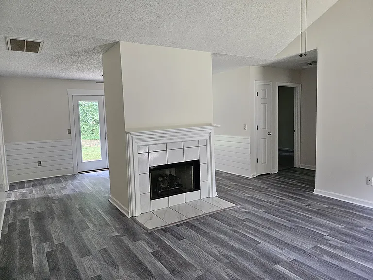 1151 Hunter Trl — Photo 3