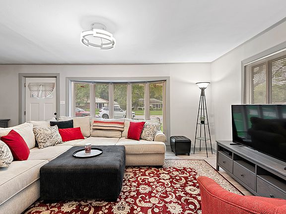 4th image of 452 Indianwood Blvd
