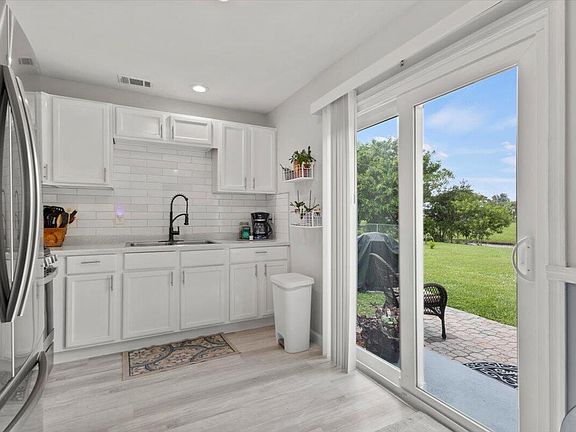 3rd image of 229 SW Kimball Circle