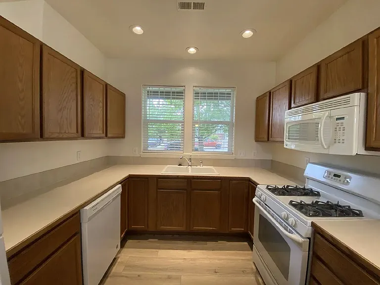 660 Callahan Dr — Photo 7
