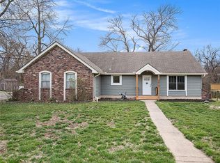 3313 Southern Hills Dr, Kansas City, MO 64137