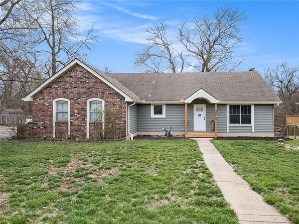 3313 Southern Hills Dr, Kansas City, MO 64137