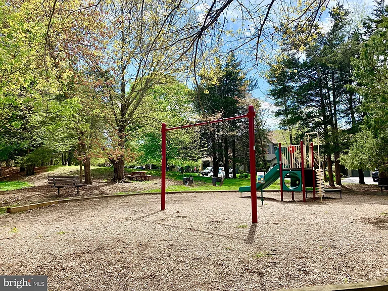 305 Marten Rd — Photo 32