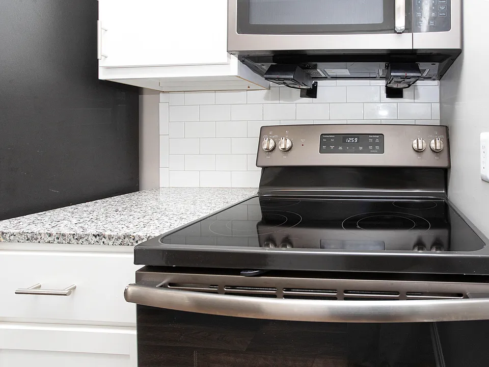 Granite counters & stainless appliances