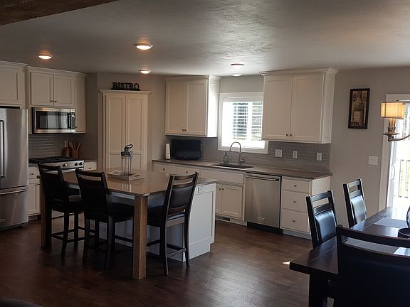 3rd image of 565 Pebblestone Cir
