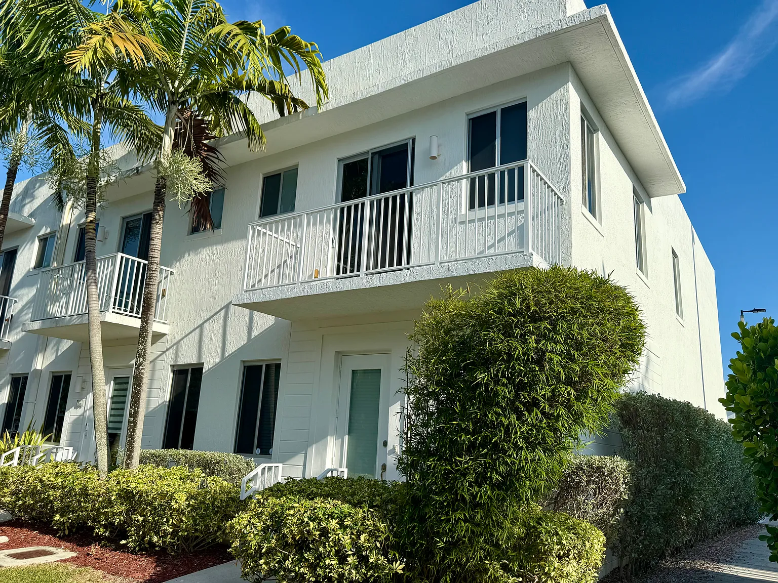 3 bed, 2200 sqft, $3,700 — Photo 2