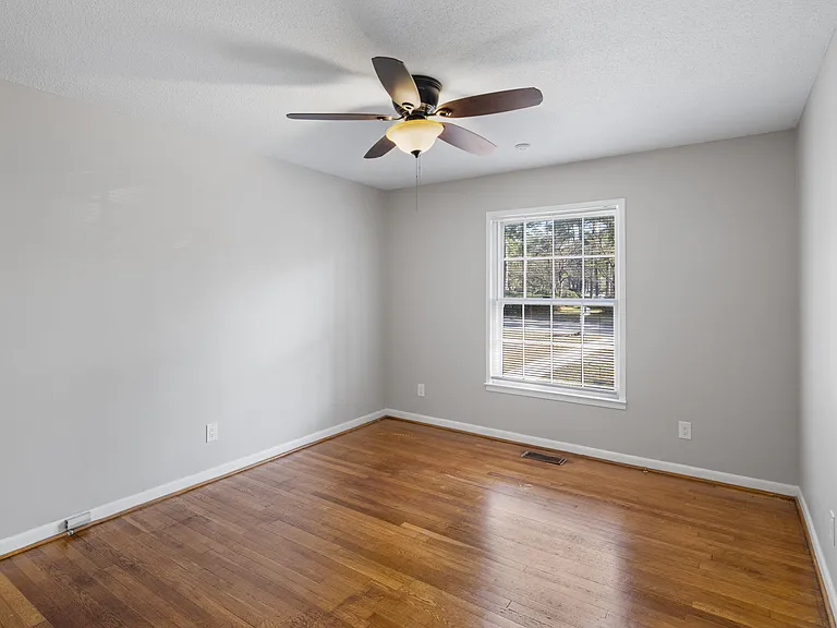 400 Hallmark Rd — Photo 31