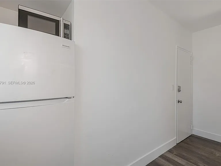 8340 Crespi Blvd #20 — Photo 8