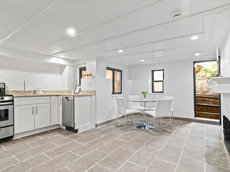 14 Minetta St #A — Photo 6