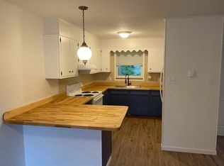 1135 Law Rd APT B, Louisville, TN 37777