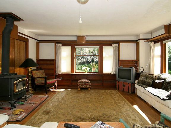 5th image of 221 Roberts St