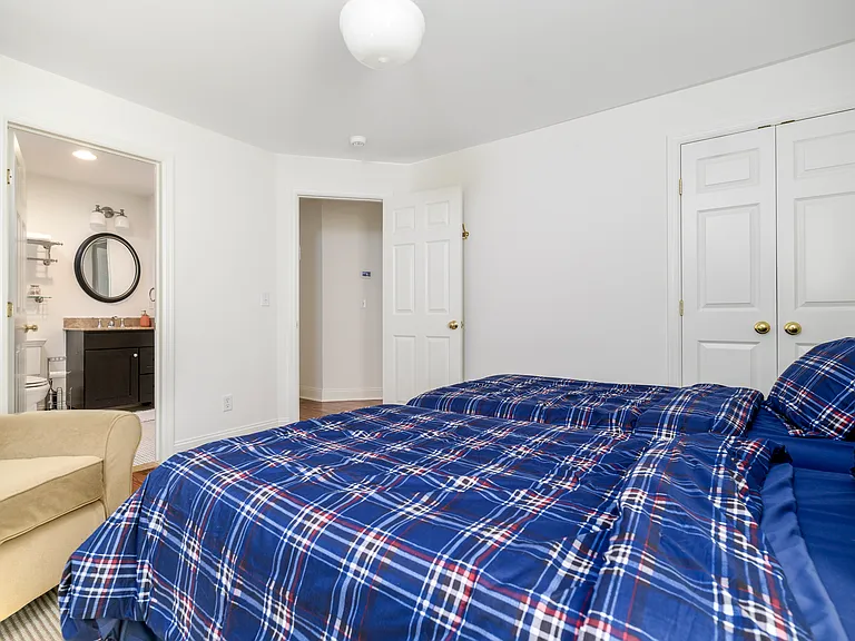 First floor guest room, attached bathroom