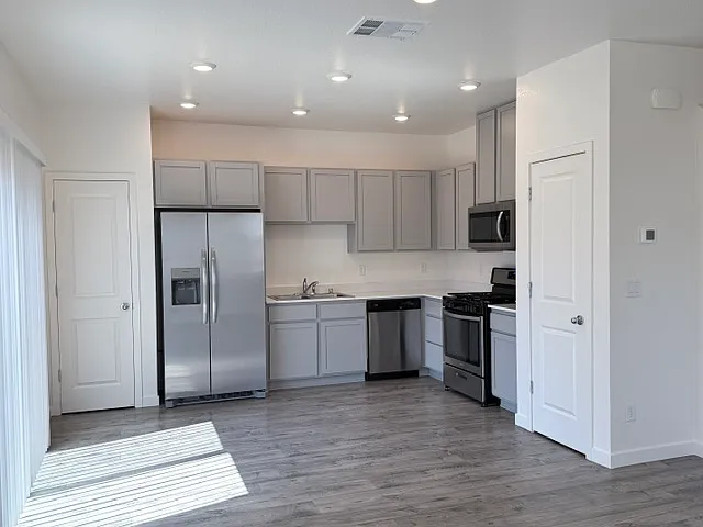 3 bed, 2.5 bath, 1504 sqft, $2,200 — Photo 2