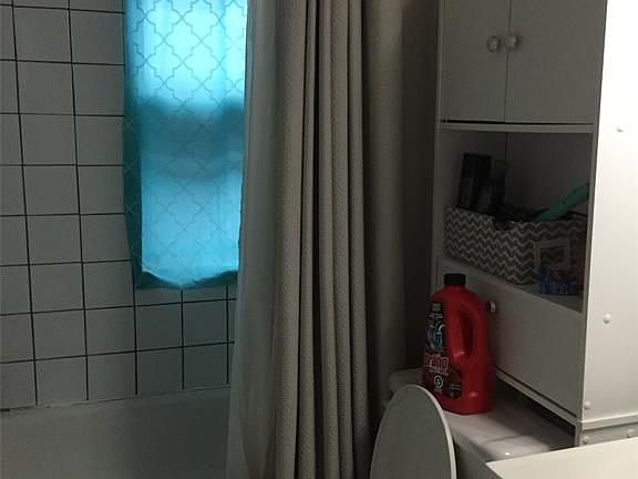 4th image of 1388 Giles Blvd E