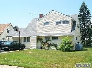23 Skylark Ln, Levittown, NY 11756