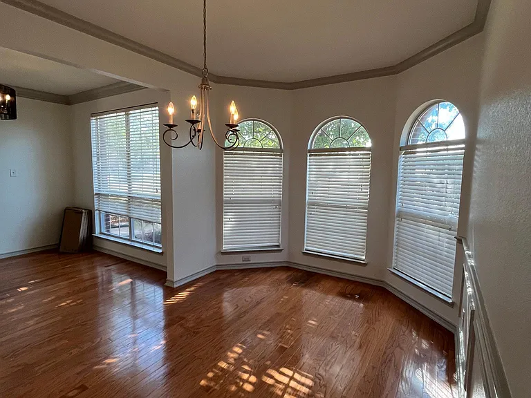 1200 Oakley Dr — Photo 4