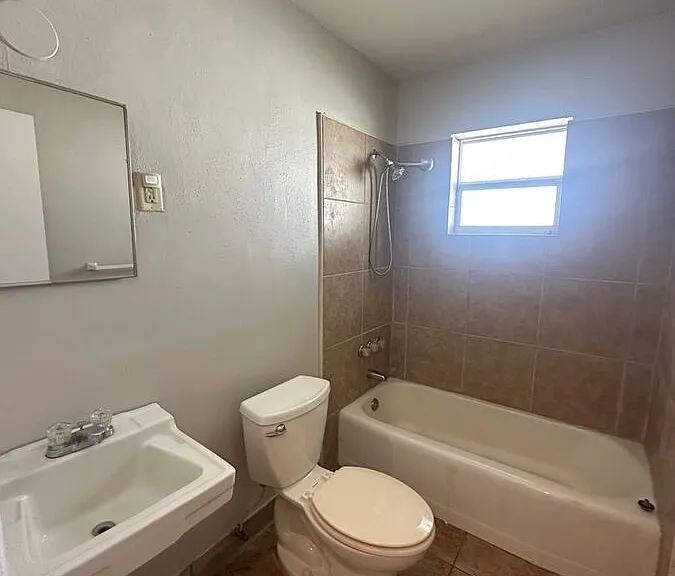 425 Burbank Ave — Photo 12